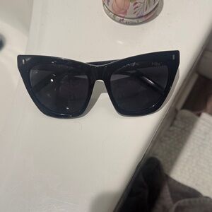 Women's Black Cat-Eye Sunglasses - Sleek Fashion Accessory